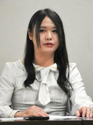 　和解を受け記者会見するタレントの大島薫さん＝２６日午後、東京・霞が関の司法記者クラブ