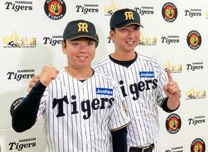 今季の開幕投手を務める阪神・村上。右は藤川監督=27日、甲子園