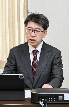 教育長らを集めた緊急会議で発言する文科省の望月禎・初等中等教育局長=10日午後、東京都千代田区(代表撮影)