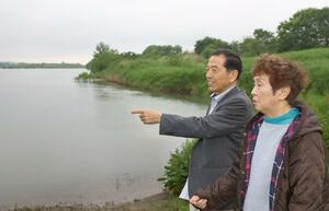 阿賀野川に親しんだ子ども時代や水俣病の症状について語る福地幸二さんと美代さん=阿賀野市