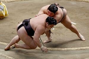 伯乃富士(奥)が寄り倒しで霧島を破る=両国国技館