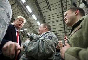 　ドイツ西部のラムシュタイン米空軍基地を訪れたトランプ米大統領（左）＝２０１８年１２月（ロイター＝共同）