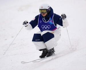 　男子モーグル決勝２回目　コブを攻める堀島行真＝リビーニョ（共同）