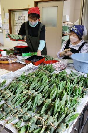 手作りの素朴な味が人気の「山中ばあちゃんのささだんご」(五つ700円)。えんま市前は書き入れ時だ=6月10日、柏崎市高柳町山中
