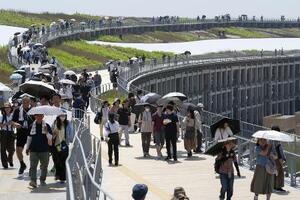 大阪・関西万博の大屋根リングを散策する来場者=19日、大阪市此花区の夢洲