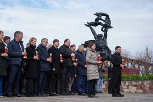 　チョルノービリ原発事故から４０年で開かれた犠牲者の追悼式典＝２６日、チョルノービリ（ＡＰ＝共同）