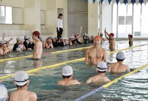 宮城県内のスイミングスクールで行われた小学生の水泳授業＝２０２５年６月