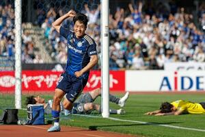 　町田―柏　後半、先制ゴールを決め駆け出す町田・羅相浩＝Ｇスタ