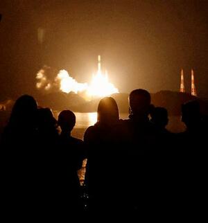大勢の人が見守る中、種子島宇宙センターから打ち上げられるH2Aロケット50号機=29日午前1時33分、鹿児島県南種子町