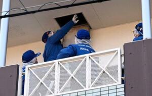 　室内で焼けた女性の遺体が見つかった集合住宅を調べる捜査員＝１８日午前、愛知県豊田市東新町