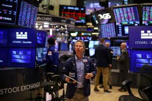 ニューヨーク証券取引所のトレーダー=1日(ロイター=共同)