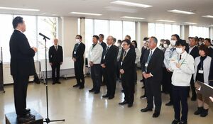 職員に年頭のあいさつをする南魚沼市の林茂男市長=1月6日、南魚沼市役所
