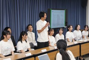会見する佐渡総合高生ら高校生サミット実行委員会のメンバー=7月31日、文部科学省