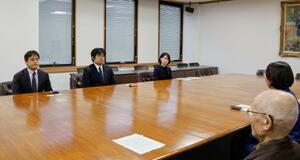　意見交換に臨む日本将棋連盟常務理事の糸谷哲郎八段（奥中央）らと岡山県倉敷市の伊東香織市長（手前右）ら＝１８日午後、倉敷市