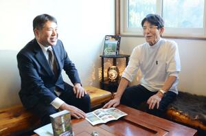 川津屋を継いだ和田泰明さん(左)と、4代目の吉野徹さん=津南町結東