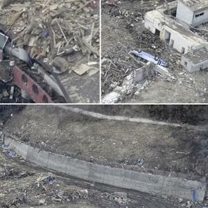 宮城県石巻市の大川小の校舎の屋根に打ち上げられた太鼓(左上)、がれきに埋もれたスクールバス(右上)、学校の裏山に残る津波が到達した高さを示す痕跡のライン(2011年3月23日に共同通信が撮影した航空写真を基に作成した3D画像から)