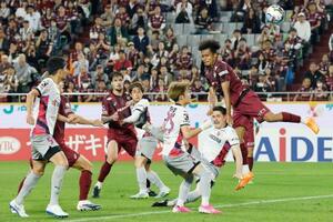　神戸―京都　後半、ヘディングで決勝ゴールを決める神戸・ンドカ（右端）＝ノエスタ