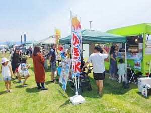 さまざまなスイーツなどのブースやキッチンカーが並んだサマースイーツフェスタあがの=阿賀野市窪川原