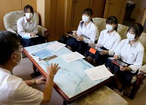 県立中央病院の田部浩行院長にインタビューする高田北城高校の生徒=上越市新南町