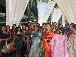 新郎の到着を待つ結婚式の参加者ら=2025年11月、ニューデリー(共同)