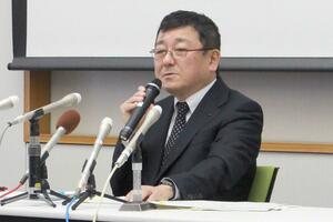 定例記者会見で柏崎刈羽原発の再稼働について語る稲垣武之所長＝２７日、柏崎刈羽原発