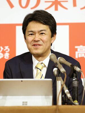 会見で長岡市長選への立候補を表明する高橋宏幸氏=4月25日、長岡市台町2