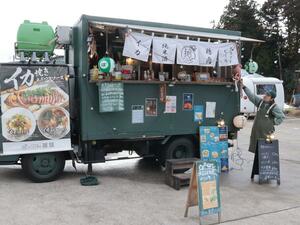 キッチンカーで移動しながら居酒屋メニューを提供する「ヤへドン商店」の宮島拓也さん=佐渡市新穂青木