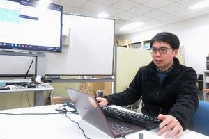 　古文書に記された地震の記述からＡＩで震度を推定するよう取り組む大邑潤三さん＝２月、東京都文京区の東大地震研究所