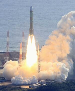 模擬衛星と2機の超小型衛星を載せ、鹿児島県の種子島宇宙センターから打ち上げられるH3ロケット2号機=2月17日午前9時23分(共同通信社ヘリから)