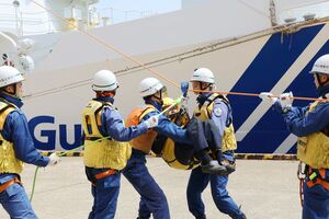 座礁船からの救助訓練に取り組む海上保安官ら=20日、新潟市中央区