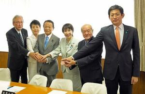 自民党の臨時総務会で写真に納まる(左から)古屋圭司選対委員長、有村治子総務会長、麻生太郎副総裁、高市早苗総裁、鈴木俊一幹事長、小林鷹之政調会長