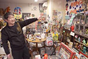 特撮作品のフィギュアなどが並ぶ「昭和ひみつ基地」を紹介する店主の谷信行さん=柏崎市柳橋町9