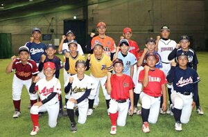 NPBジュニアトーナメントに挑む、オイシックス新潟アルビレックスBCジュニアチームの選手ら=10月14日、新潟市中央区