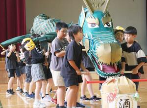 刈谷田川の水害にまつわる劇を披露した名木野小学校の3、4年生=見附市月見台1