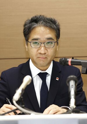 火災発生から約3カ月半がたち、初めて会見に臨んだ佐藤元保CEO=2022年5月31日、新潟市北区の三幸製菓本社