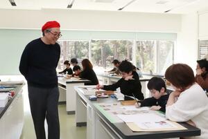 子どもたちに漫画の描き方をアドバイスする、こしのりょうさん=三条市元町