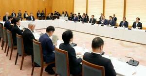 首相官邸で開かれた「新しい地方経済・生活環境創生本部」の会合=2日午前