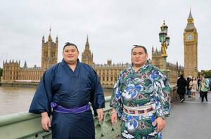 大相撲公演を前にロンドン市内を観光する大の里(左)、豊昇龍の両横綱。奥は英議会議事堂の大時計「ビッグベン」=14日(共同)