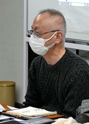 　千葉精神医療人権センターの定例会で面会活動について話し合う池沢直行さん＝２月、千葉県習志野市