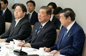 新しい地方経済・生活環境創生本部の会合であいさつする石破首相(中央)=13日午前、首相官邸
