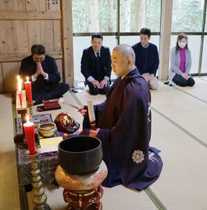 角田山登山の安全を祈願する巻観光協会の関係者ら=3月30日、新潟市西蒲区稲島