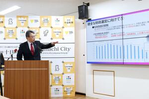 十日町市の2024年度当初予算案を説明する関口芳史市長=2月21日、十日町市役所