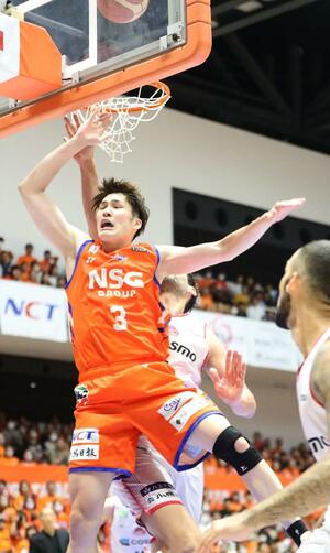 新潟-八王子 第4クオーター、ゴール下で攻める大矢孝太朗=アオーレ長岡