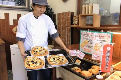 背脂ラーメンパン」の次は…ピザ！定番具材てんこ盛り、2024年の“締め
