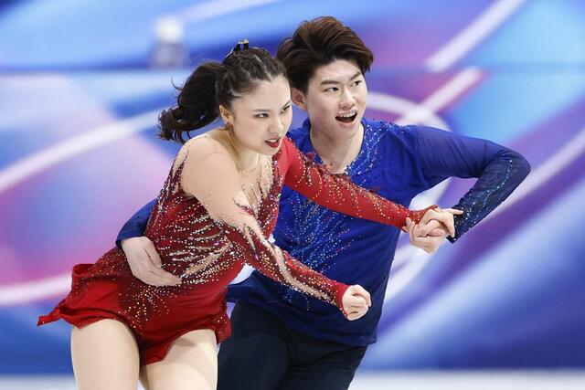 団体アイスダンス・フリー　演技する吉田唄菜（左）、森田真沙也組＝ミラノ（共同）