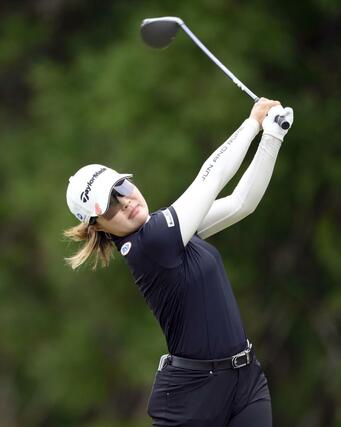 最終日、５番でティーショットを放つ高橋彩華。プレーオフを制して優勝＝葛城ＧＣ