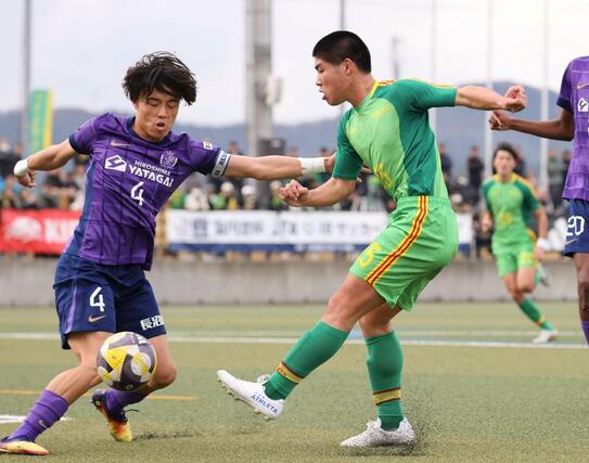 帝京長岡高－広島ユース　後半、攻め込む帝京長岡のＦＷ児山雅稀＝長岡ニュータウン運動公園