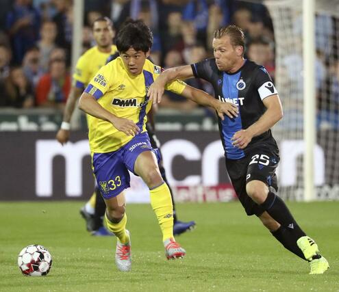 シントトロイデン時代の遠藤航（左）＝２０１９年８月、ブリュージュ（共同）