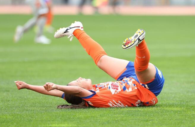 新潟Ｌーちふれ埼玉　後半２６分、チーム２点目を決め喜ぶＦＷ滝川結女＝ビッグスワン