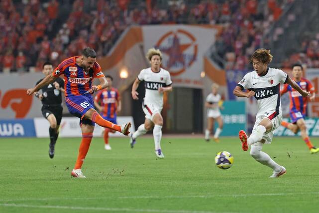 新潟-鹿島 後半、ゴールを狙うFWブーダ=ビッグスワン